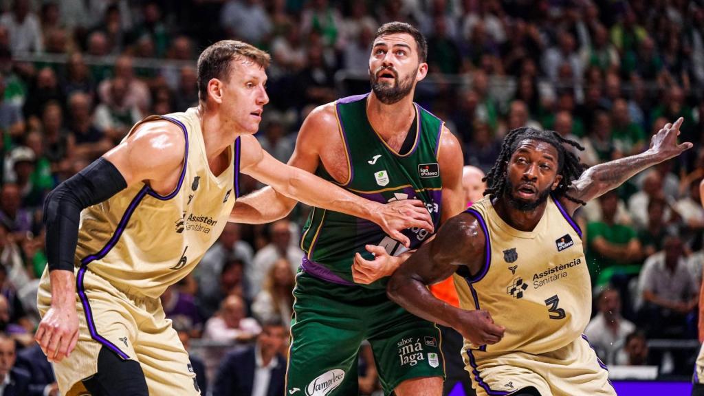 Jan Vesely y Myles Cale defienden una acción durante el Unicaja-Barça de basket