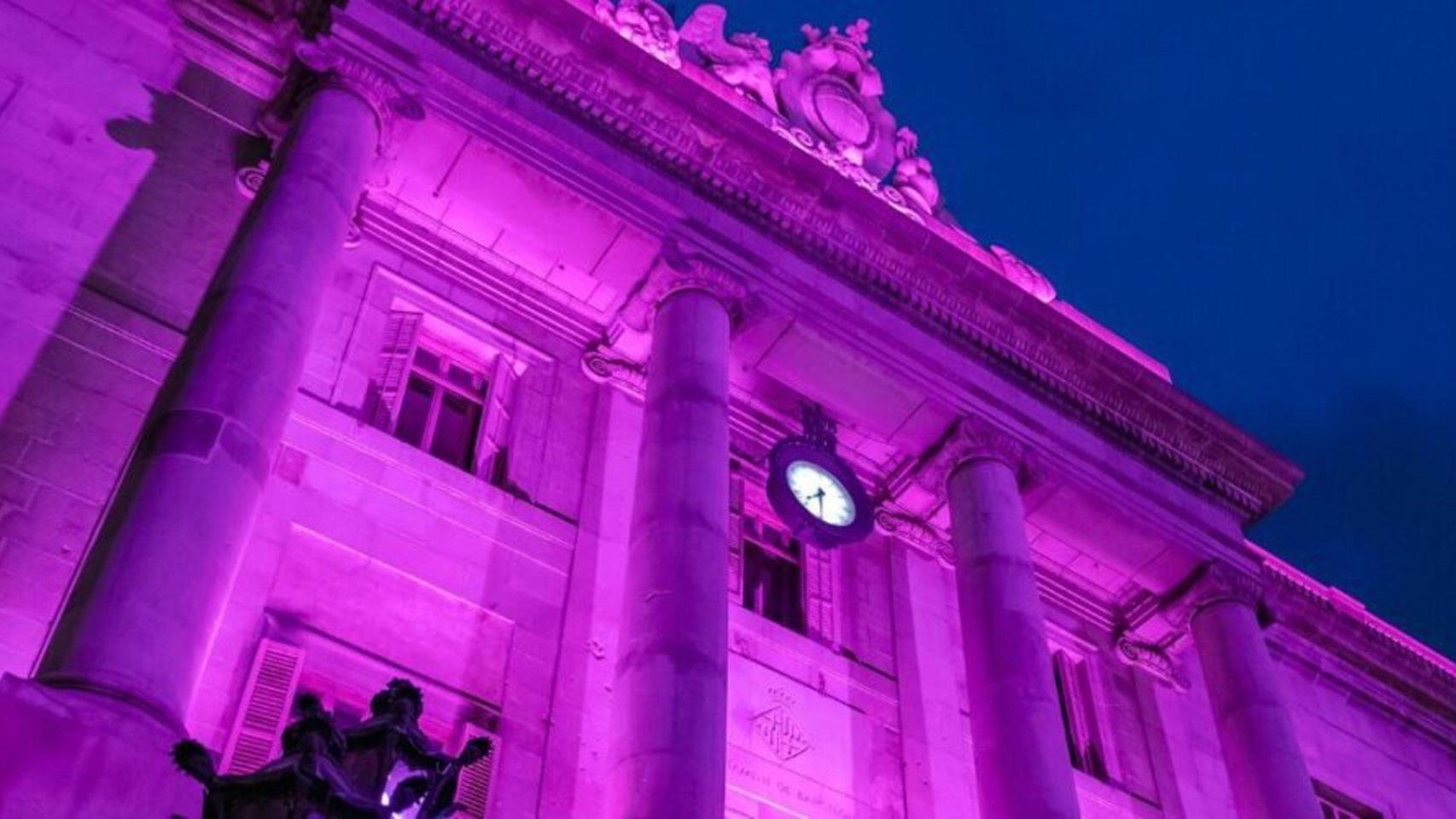 El Ayuntamiento de Barcelona se ilumina de rosa para visibilizar la lucha contra el cáncer de mama