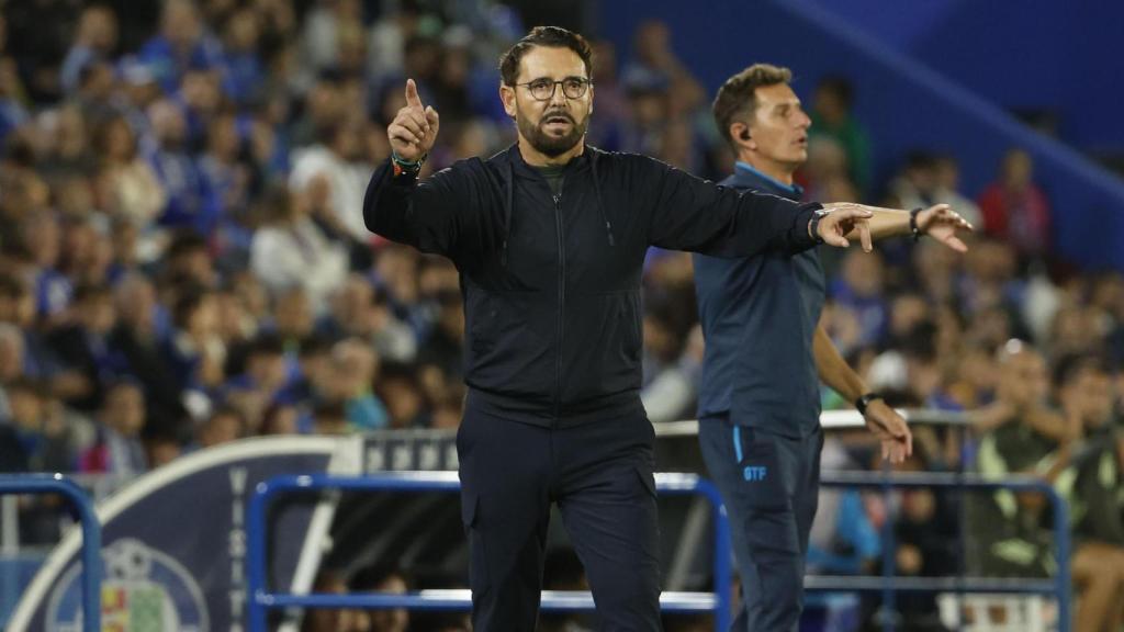 Bordalás da instrucciones a los jugadores del Getafe