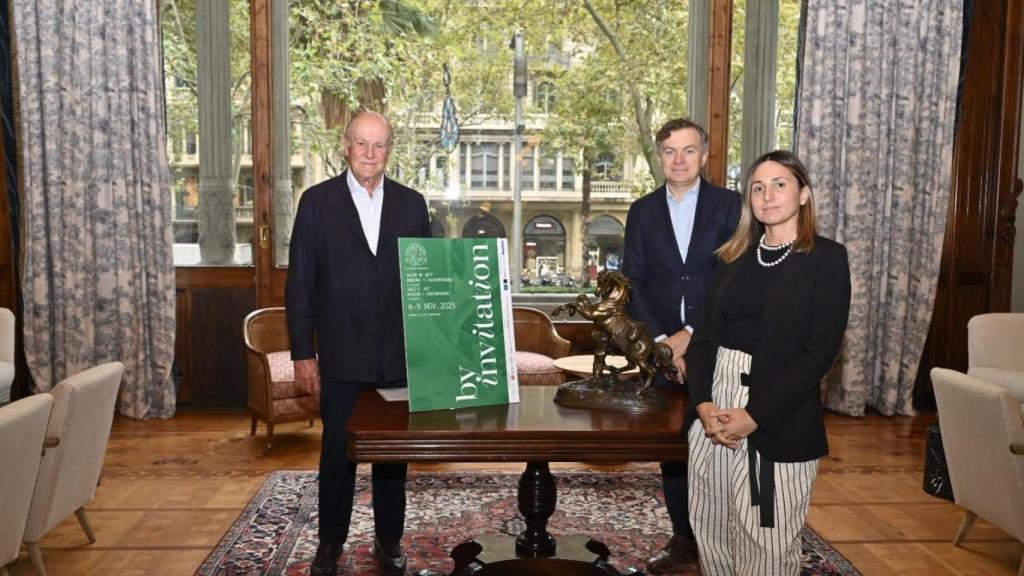 Enrique Lacalle, president de l'Equestre, Carlos Durán (Galería Senda), i la directora artística de la sisena edició de By Invitation, Mariella Franzoni