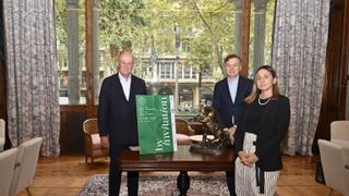 Enrique Lacalle, presidente del Ecuestre, Carlos Durán (Galería Senda), y la directora artística de la sexta edición de By Invitation, Mariella Franzoni