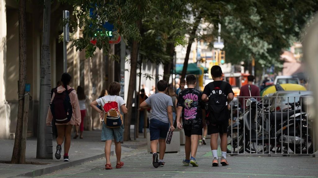 Diversos nens sortint d'una escola a Barcelona