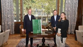 Enrique Lacalle, presidente del Ecuestre, Carlos Durán (Galería Senda), y la directora artística de la sexta edición de By Invitation, Mariella Franzoni