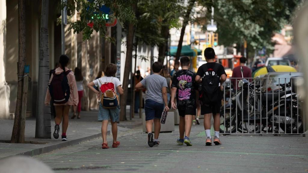 Varios niños saliendo de un colegio en Barcelona