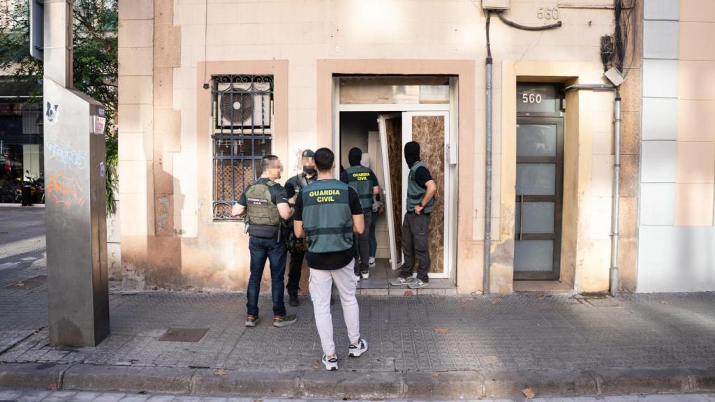 Un equipo de la Guardia Civil registra un local del Eixample de Barcelona