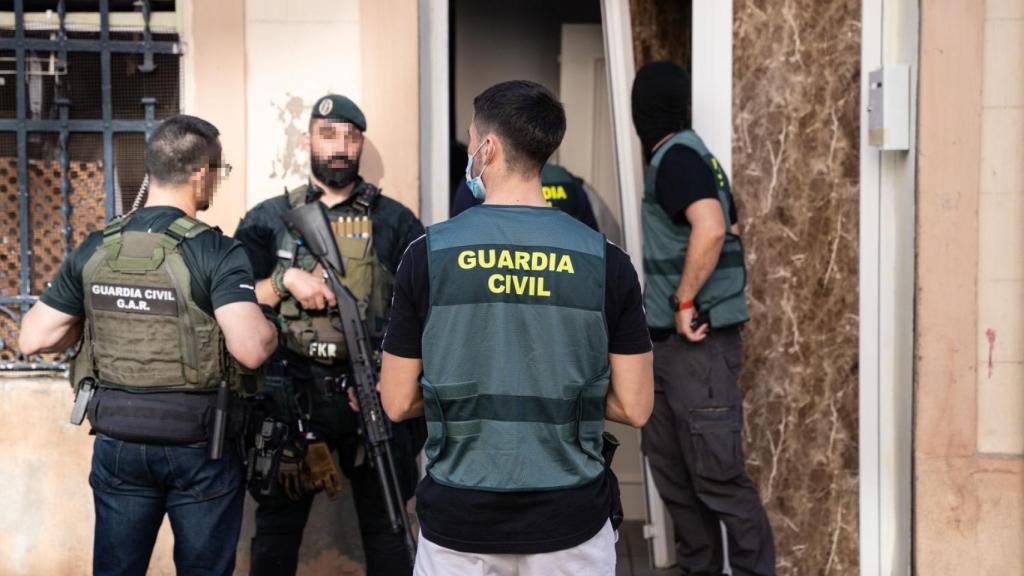 Agentes de la Guardia Civil en un registro