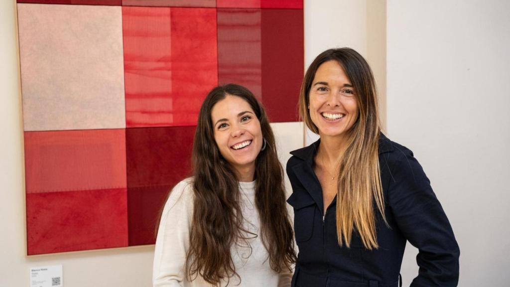 Beatriz de Vicente junto a Blanca Nieto, artista protagonista de Beyond Art