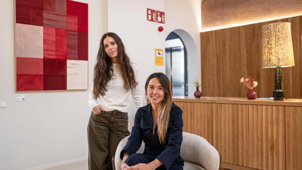 Beatriz de Vicente (Juno House) junto a la artista Blanca Nieto y una de sus obras