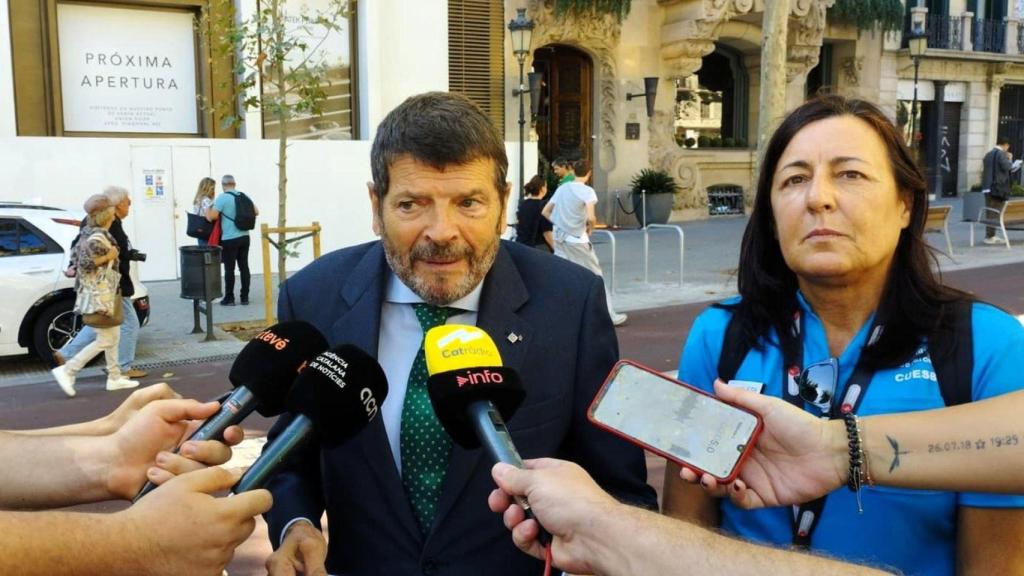El tercer tinent d'alcalde de l'Ajuntament de Barcelona, Albert Batlle, atén als mitjans després del desallotjament del parc Joan Miró