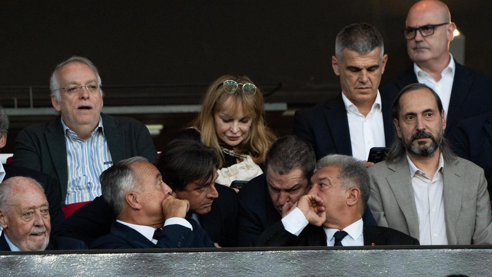 Joan Laporta habla con la junta directiva en el palco durante el Barça-Olympicados