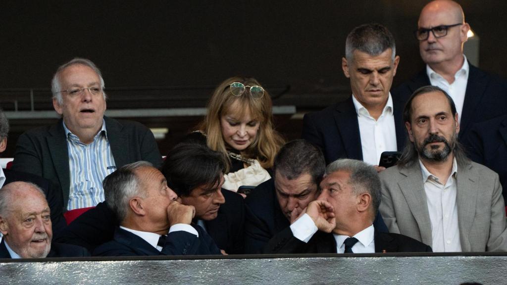Joan Laporta habla con la junta directiva en el palco durante el Barça-Olympicados