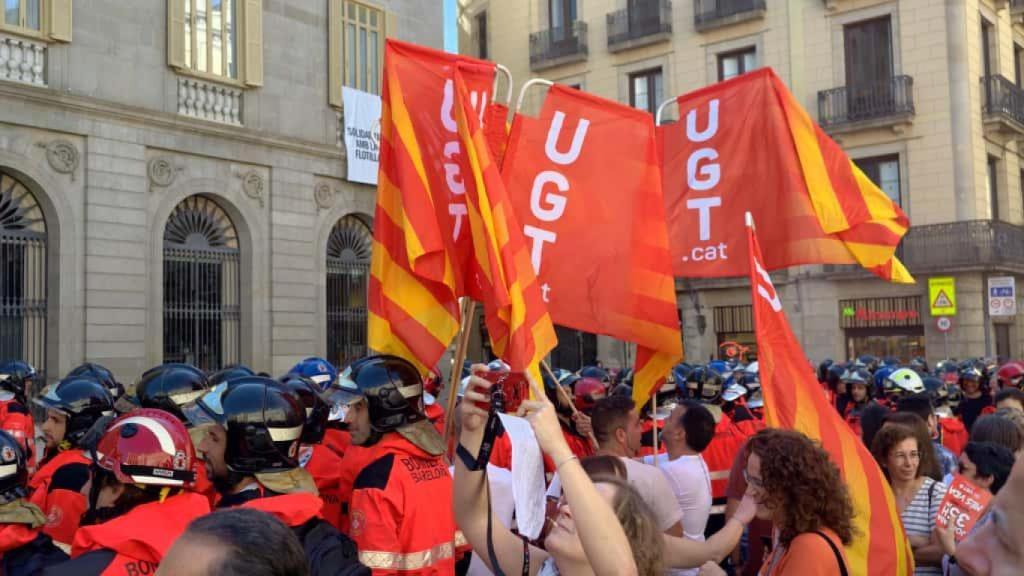 Bombers de Barcelona es manifesten a l'Ajuntament