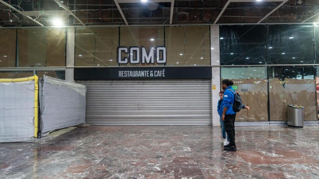 Cafetería cerrada por las obras de la estación de Sants en Barcelona