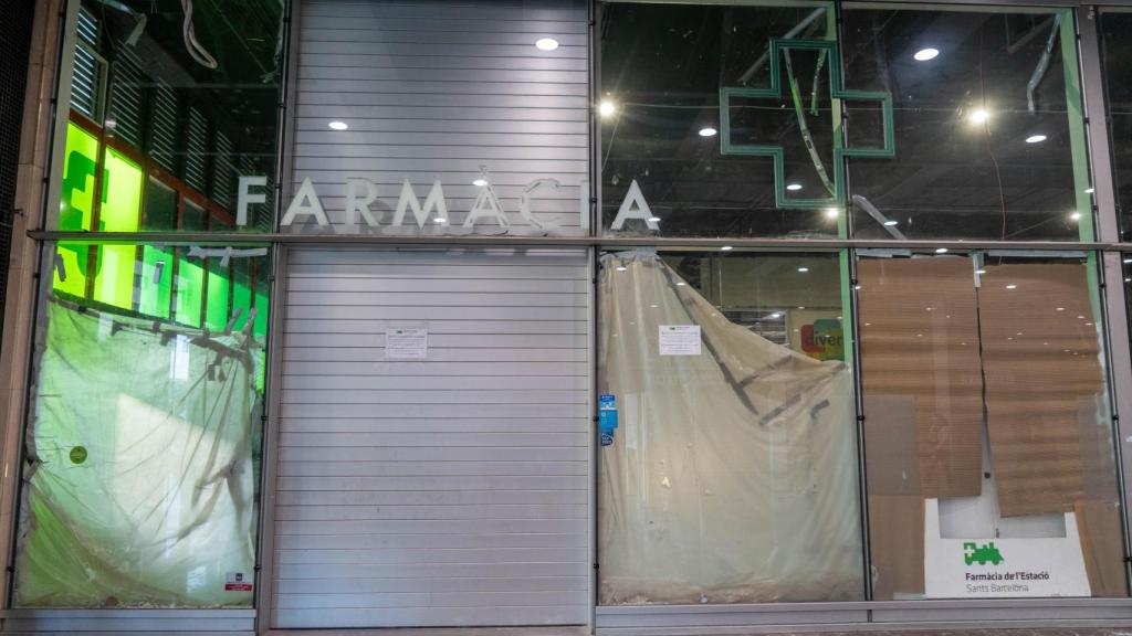 Farmacia cerrada de la Estación de Sants por las obras
