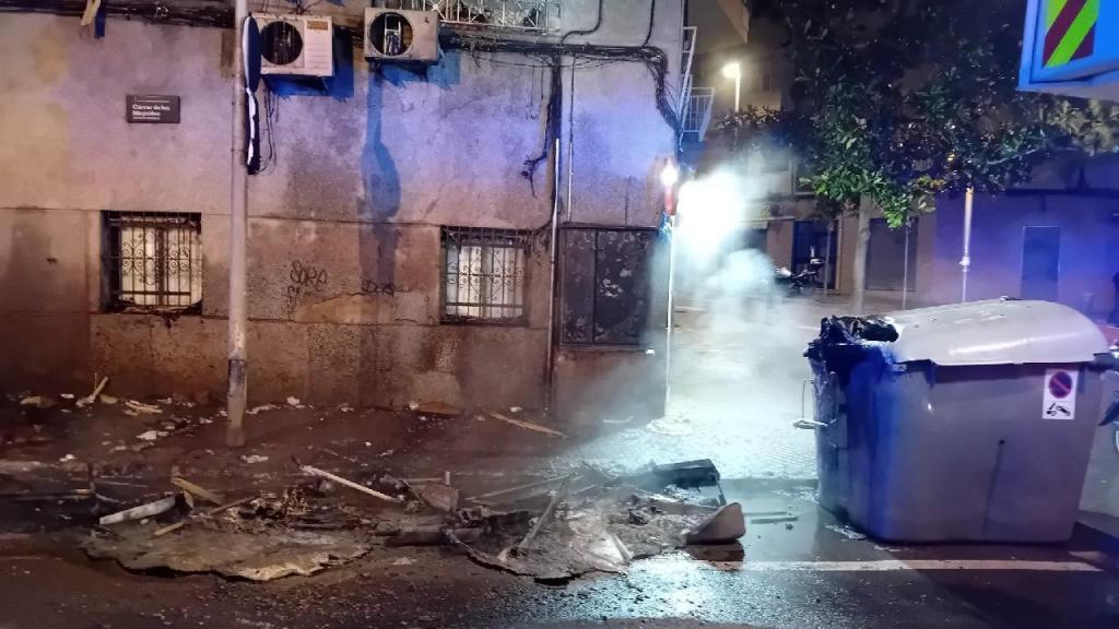 Incendio de contenedores en la avenida del Torrent de Esplugues del domingo, 19 de octubre