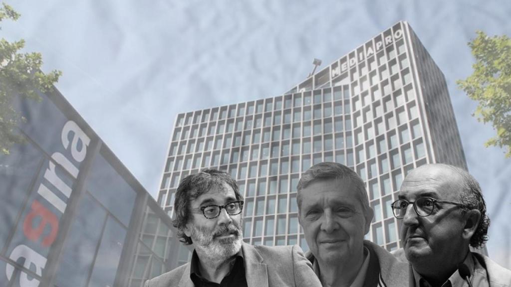 De izq. a dcha., Tatxo Benet, Gerard Romy y Jaume Roures, fundadores de Mediapro, con la sede del grupo de fondo / CG