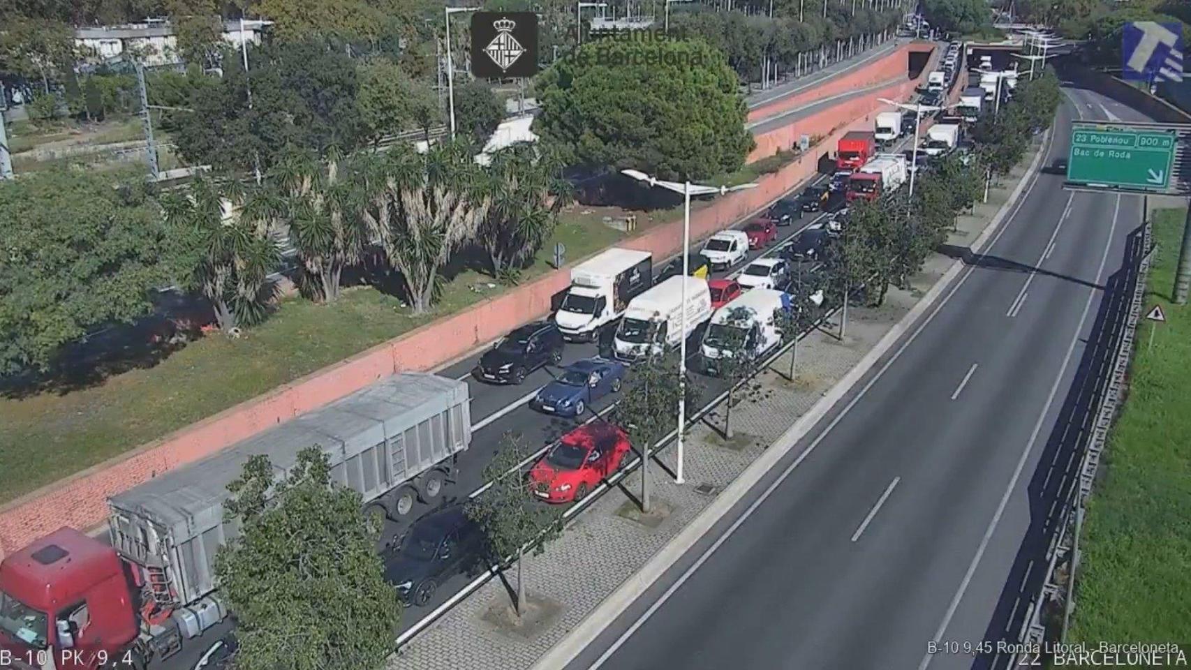 La Ronda Litoral de Barcelona cortada a la altura de la Barceloneta en sentido Llobregat por un accidente