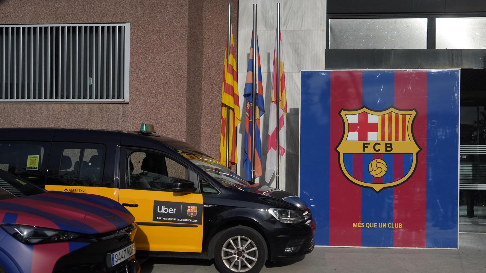 La edición limitada de Cupra para el acuerdo con Uber junto a un taxi frente al Spotify Camp Nou