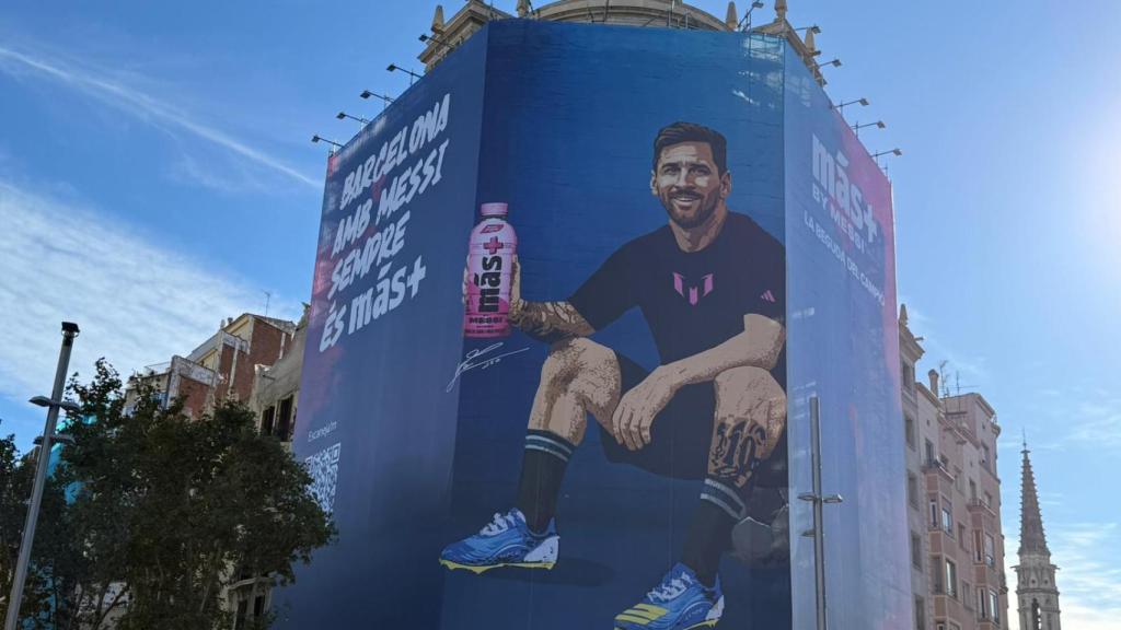 Lona amb Leo Messi anunciant la seva nova beguda energètica