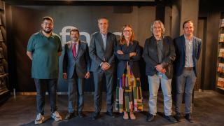 Personalidades del Ayuntamiento de Barcelona y de la Generalitat junto a Domingo Guillén, CEO de FNAC, en la apertura del establecimiento de Las Ramblas