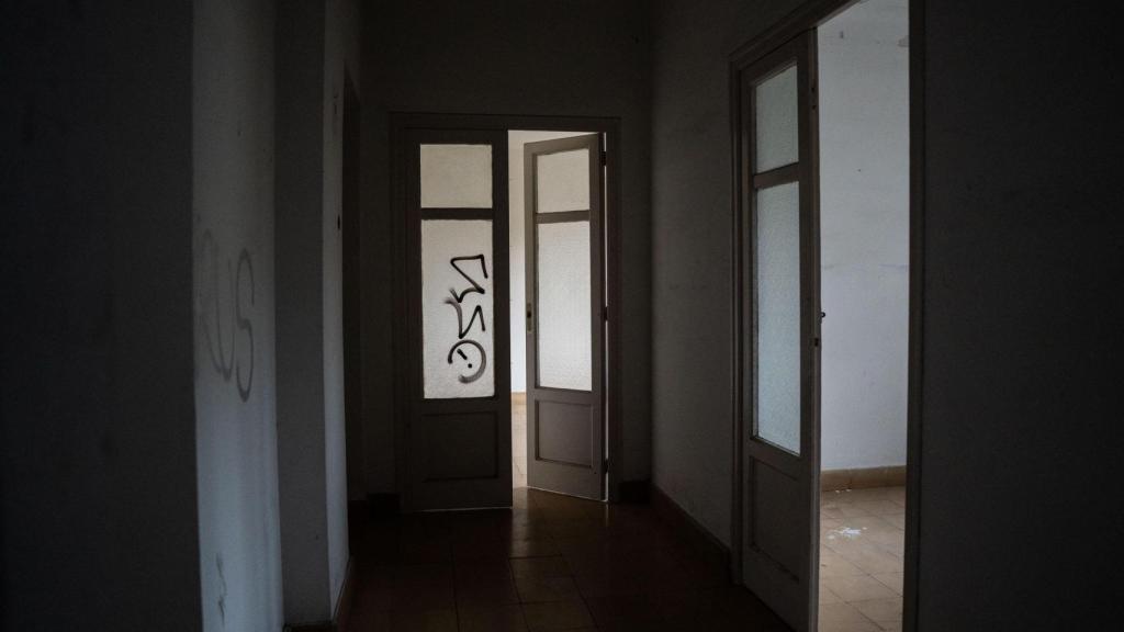 Interior del quartel okupat de la Guàrdia Civil a Sabadell