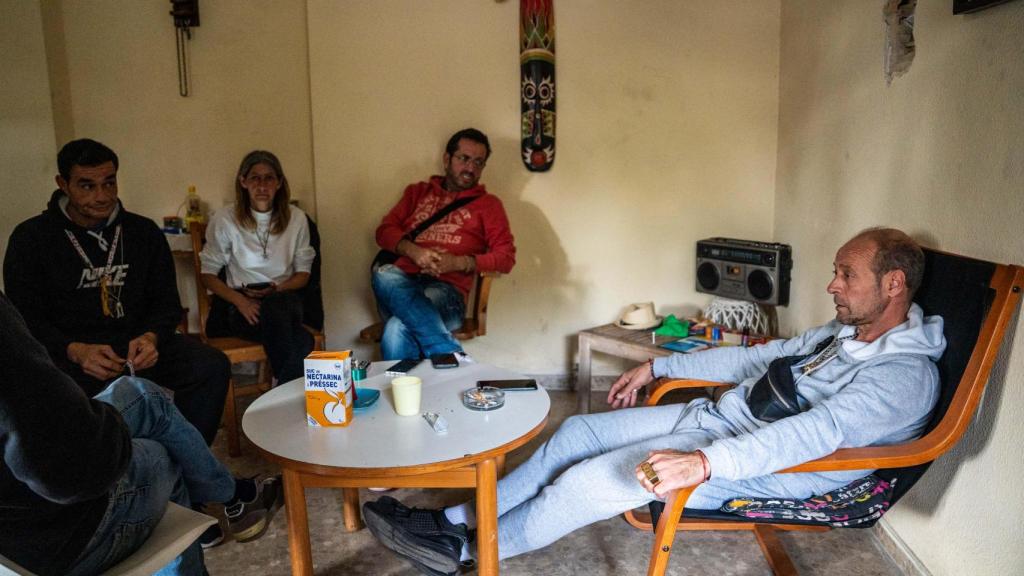 Un dels grups de persones que viuen al quartel de la Guàrdia Civil a Sabadell