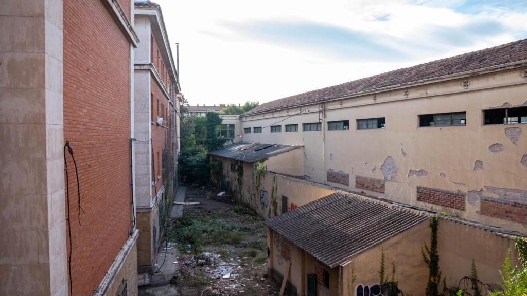 Zona trasera del cuartel okupado de la Guardia Civil en Sabadell