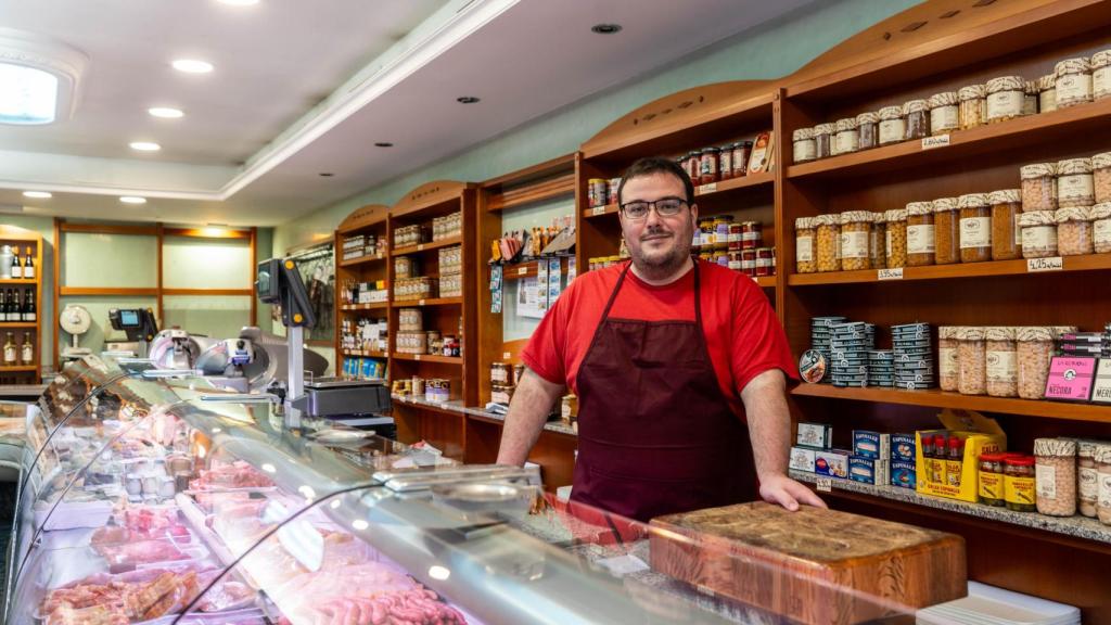 Èric Junoy detrás del mostrador de su carnicería