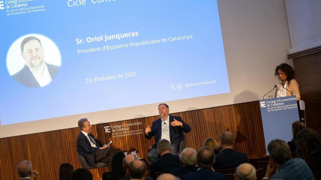 El presidente de ERC, Oriol Junqueras (d), en el Col·legi d'Economistes de Catalunya