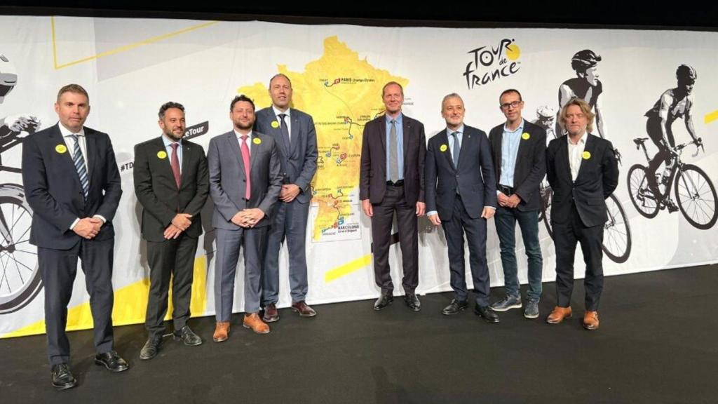 El alcalde de Barcelona, Jaume Collboni, y el conseller de Deportes, Berni Álvarez, han participado en la presentación del Tour de Francia 2026
