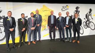 El alcalde de Barcelona, Jaume Collboni, y el conseller de Deportes, Berni Álvarez, han participado en la presentación del Tour de Francia 2026