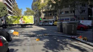 Semáforo tumbado por el viento