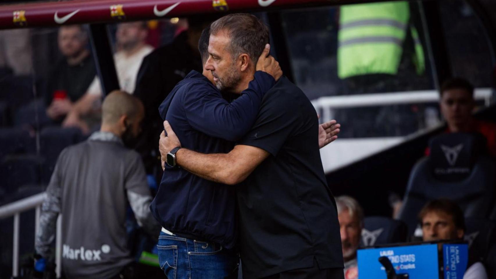Hansi Flick se abraza con Míchel Sánchez en el derbi Barça-Girona