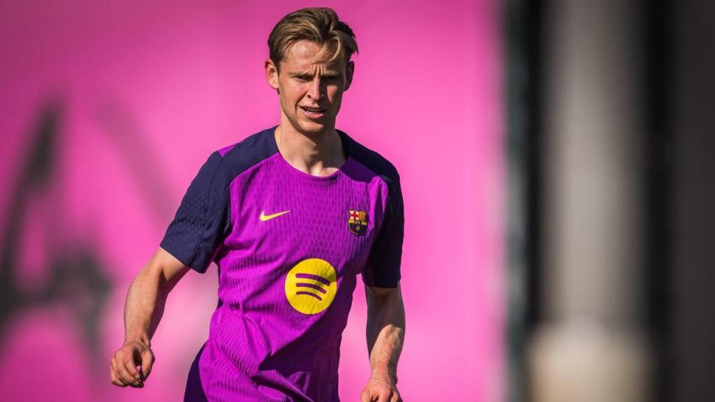Frenkie de Jong en la sesión de entrenamiento del viernes, dos días antes del clásico