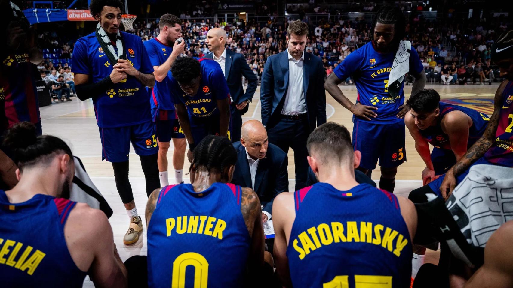 Joan Peñarroya da indicaciones durante el Barça de basket-Zalgiris