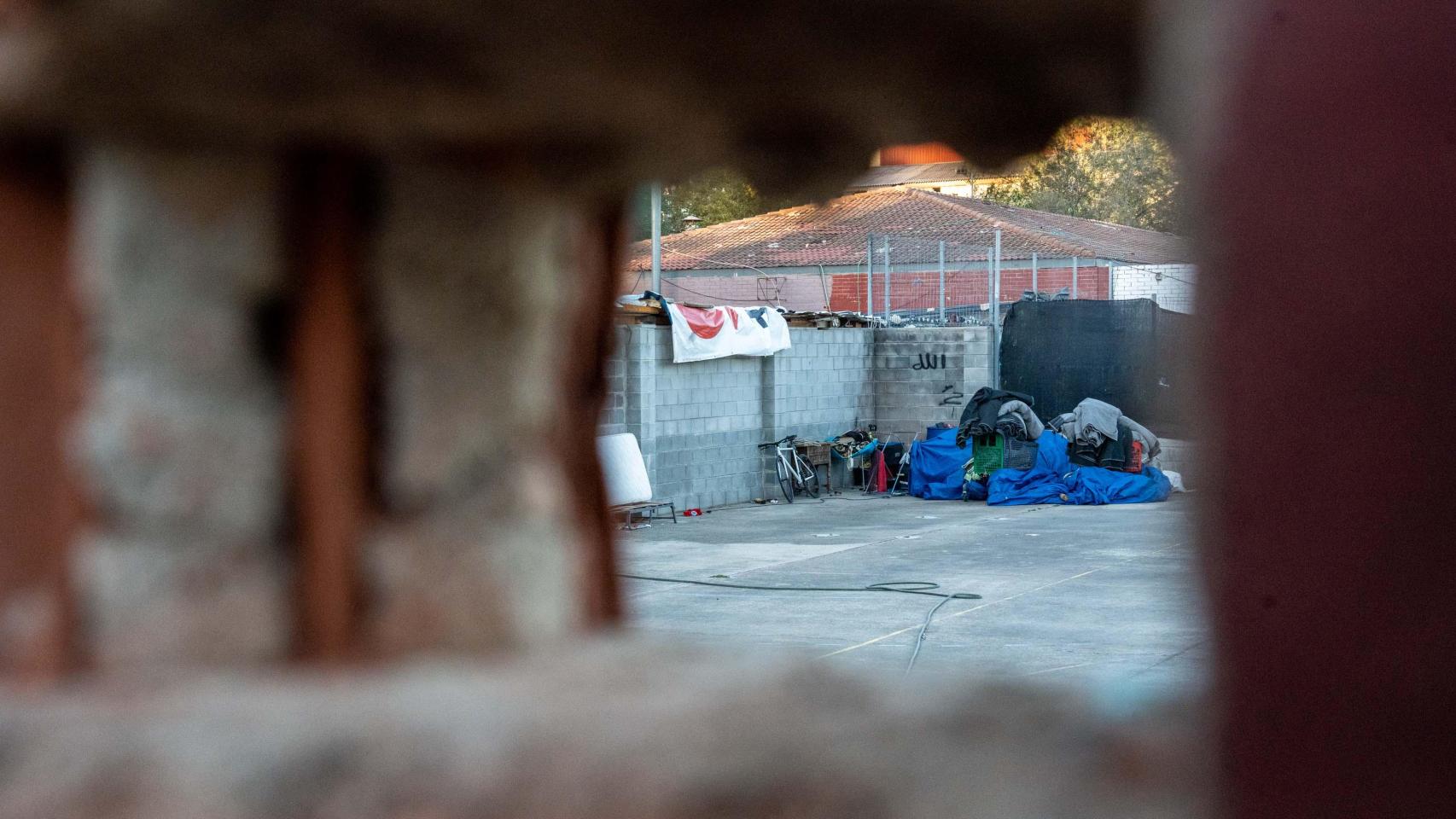 Así se vive en el B9 de Badalona: el edificio tomado por centenares de okupas en el corazón de Sant Roc