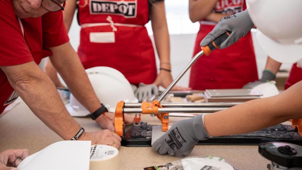 Jóvenes en los talleres de Bricodepot