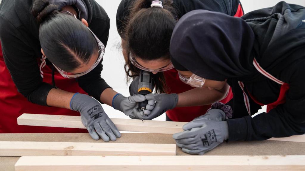 Jóvenes durante los talleres de Bricodepot