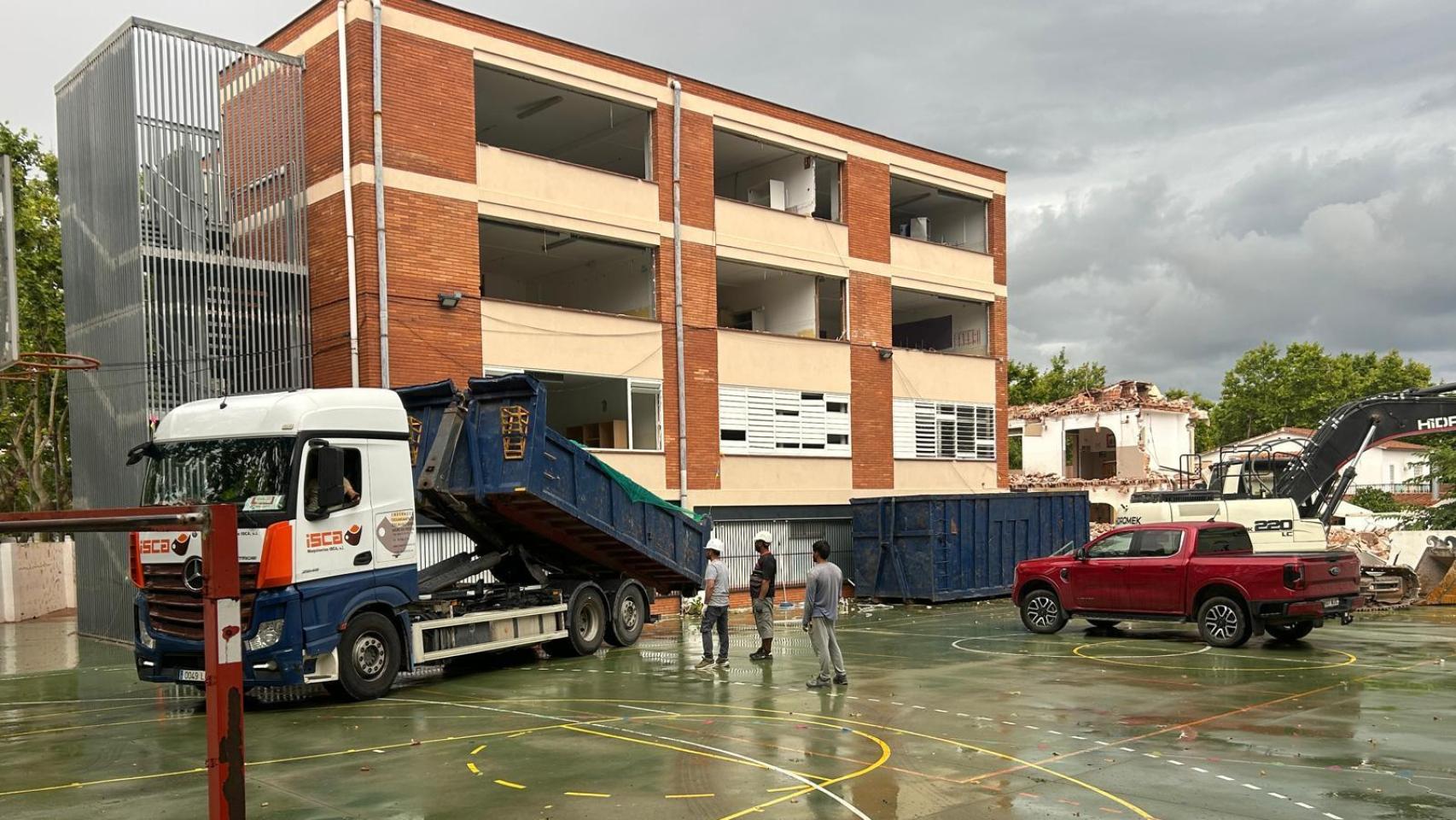 Momento del derribo del Colegio Sant Ferran de Castelldefels, hace unos meses
