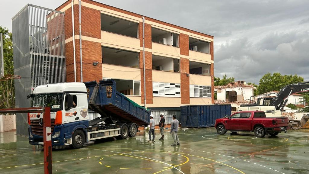 Momento del derribo del Colegio Sant Ferran de Castelldefels, hace unos meses
