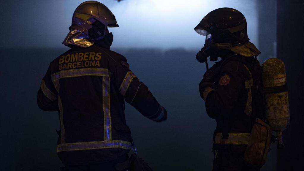 Bomberos en una imagen de archivo en Barcelona