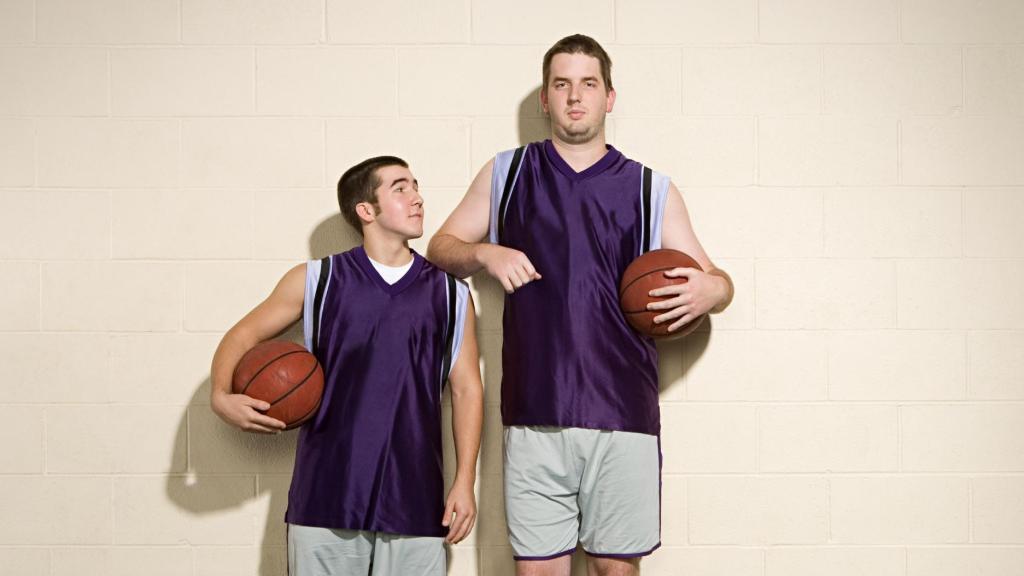 Dos personas, una más alta que la otra