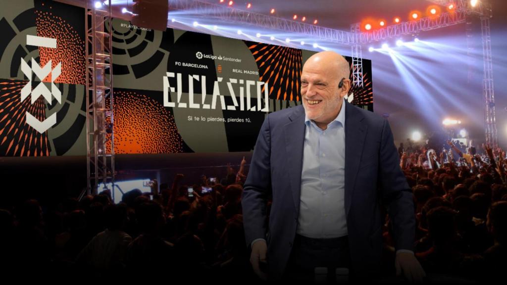 Javier Tebas, en un fotomontaje con el acto de la presentación del logotipo de la Liga de fondo