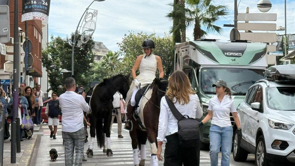Una novia llega a caballo a su boda en el Ayuntamiento de Badalona