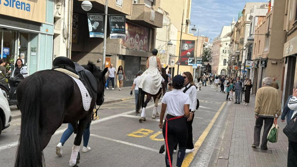 Una novia llega a caballo a su boda en el Ayuntamiento de Badalona