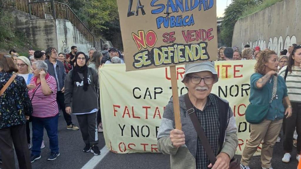 Vecinos de Nou Barris cortan la C-17 para reclamar más médicos en el CAP Zona Nord