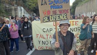 Vecinos de Nou Barris cortan la C-17 para reclamar más médicos en el CAP Zona Nord