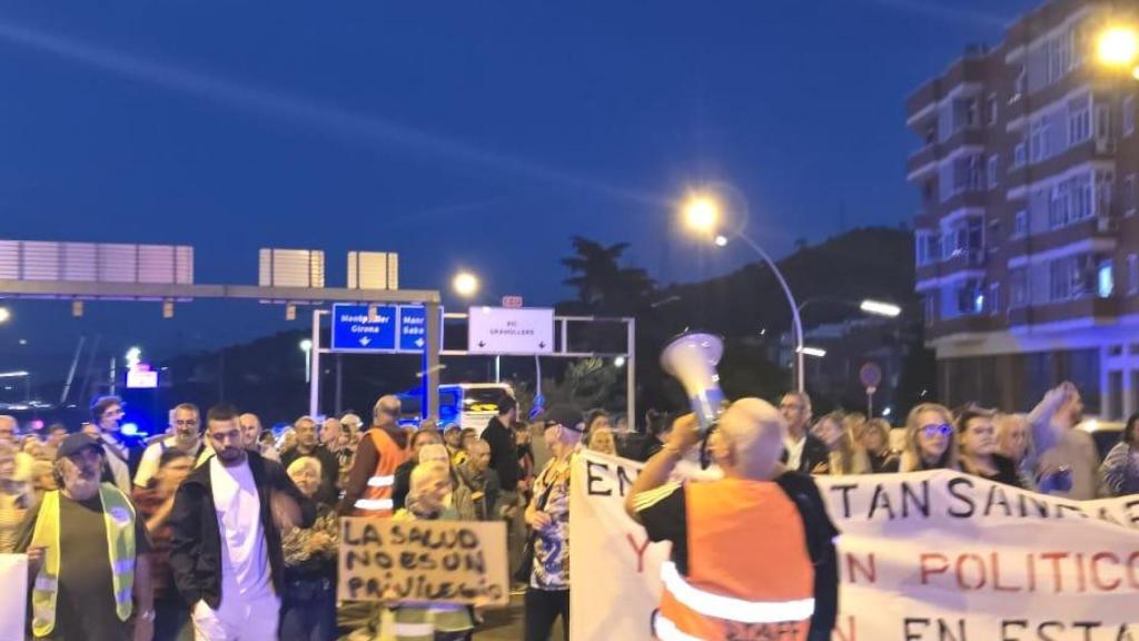 Vecinos de Nou Barris cortan la C-17