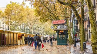 Una pareja paseando por la Rambla de Barcelona