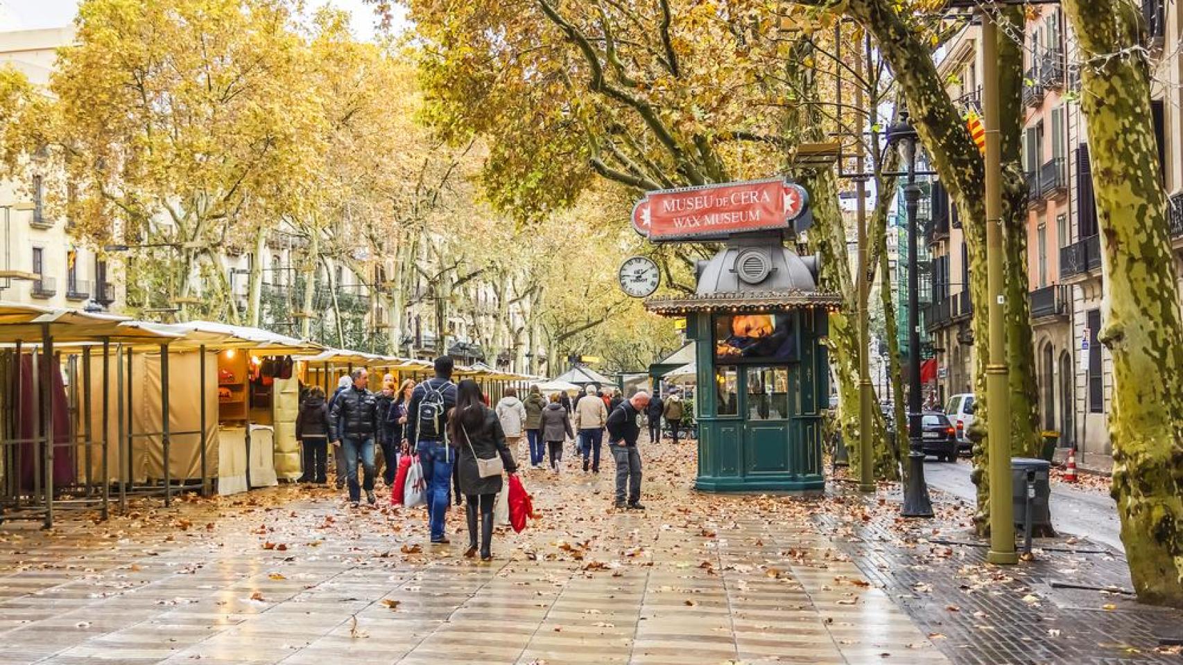 Una pareja paseando por la Rambla de Barcelona